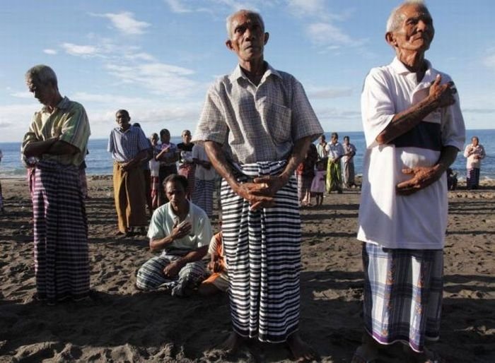 Whale hunting, Indonesia