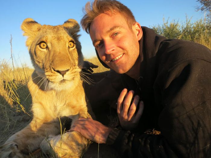 Living with lions by Nicolai Frederik Bonnén Rossen, Kalahari desert of Botswana