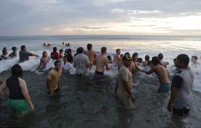 Saving a whale, Cetacean stranding, Popoyo Beach, Tola municipality, Rivas Department, Nicaragua