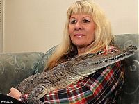 Fauna & Flora: crocodile pet