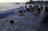 Fauna & Flora: Saving a whale, Cetacean stranding, Popoyo Beach, Tola municipality, Rivas Department, Nicaragua