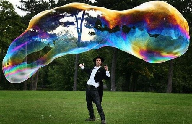 Giant soap bubbles by english man Sam Heath, 37 years