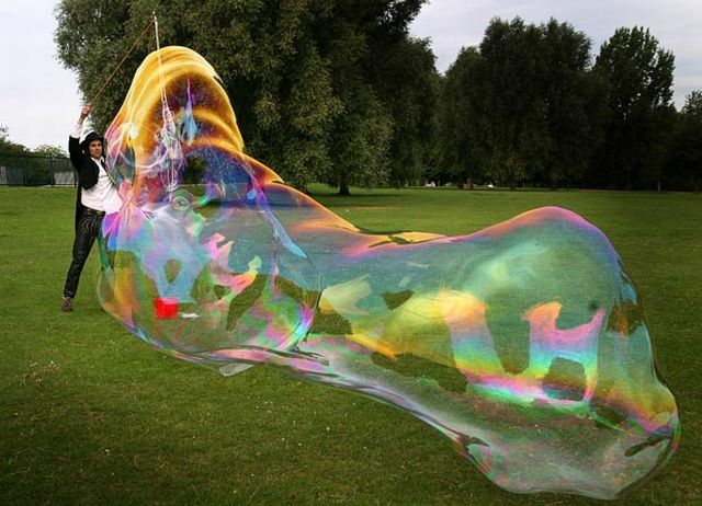 Giant soap bubbles by english man Sam Heath, 37 years