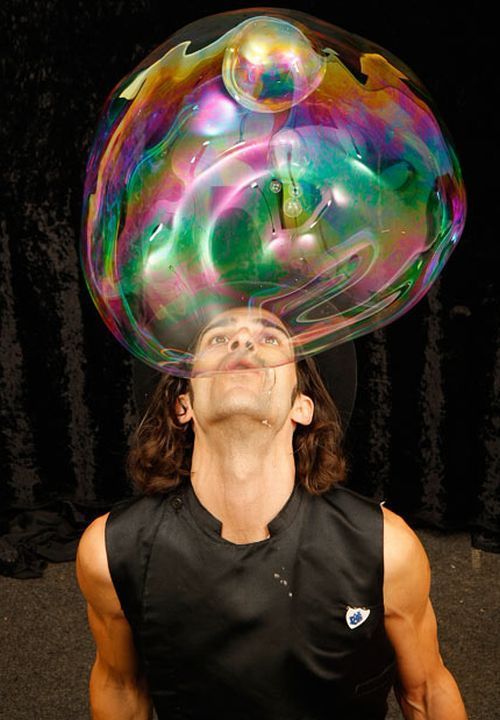 Giant soap bubbles by english man Sam Heath, 37 years