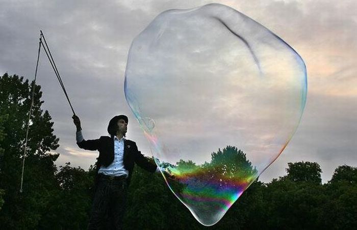 Giant soap bubbles by english man Sam Heath, 37 years
