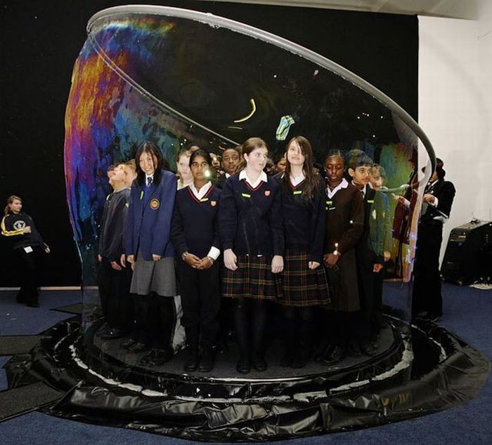 Giant soap bubbles by english man Sam Heath, 37 years