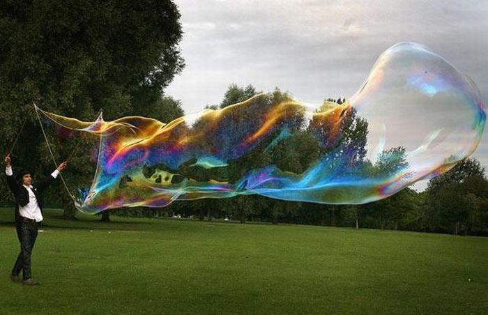 Giant soap bubbles by english man Sam Heath, 37 years