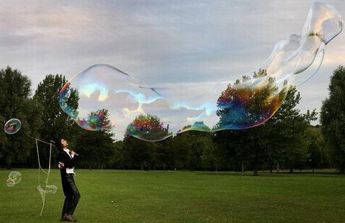 Giant soap bubbles by english man Sam Heath, 37 years