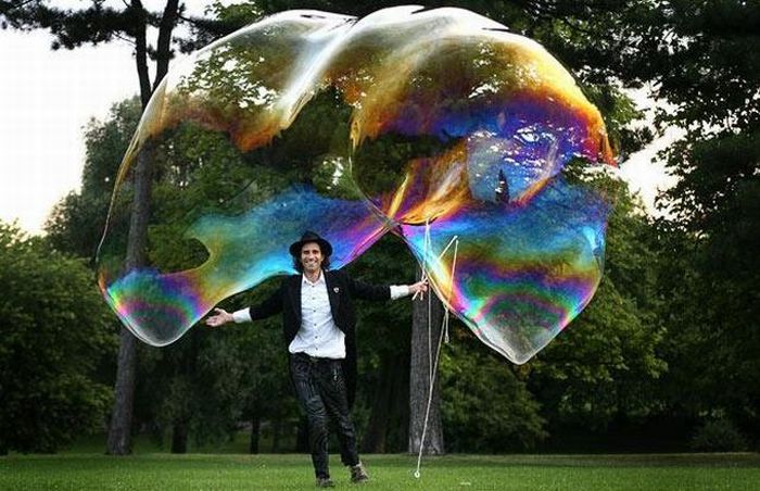 Giant soap bubbles by english man Sam Heath, 37 years