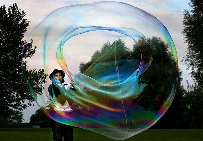 Giant soap bubbles by english man Sam Heath, 37 years