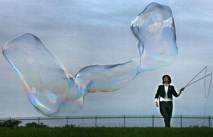 Giant soap bubbles by english man Sam Heath, 37 years