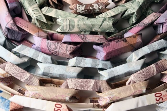 Banknote jewelery by Tine De Ruysser