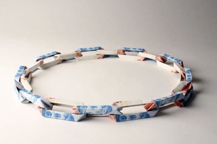 Banknote jewelery by Tine De Ruysser