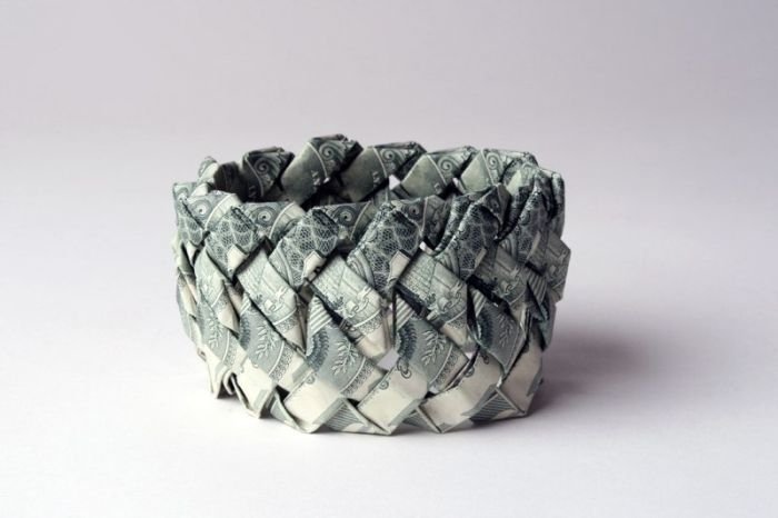 Banknote jewelery by Tine De Ruysser