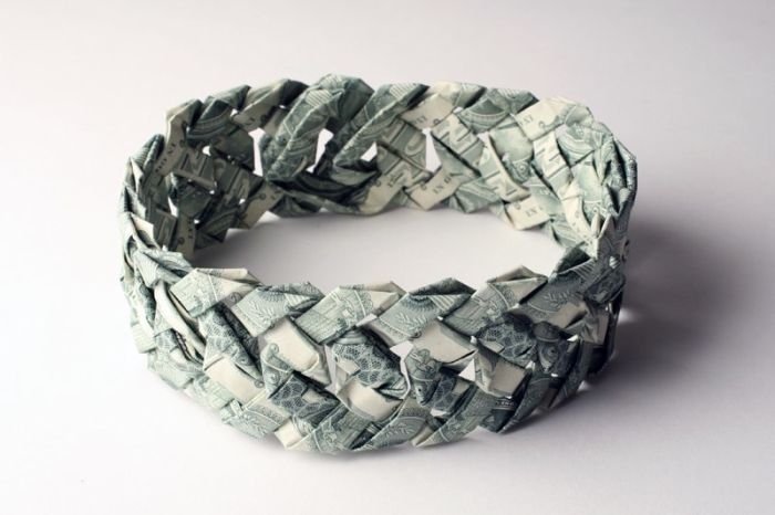 Banknote jewelery by Tine De Ruysser