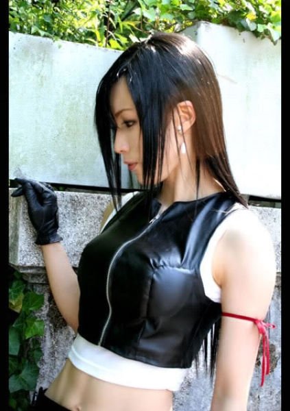 cosplay girl wearing tifa lockheart costume