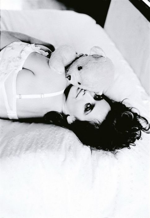 Glamour photography of celebrities by Ellen Von Unwerth