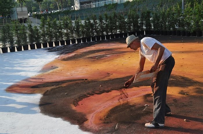 Giant portrait by Jorge Rodriguez Gerada