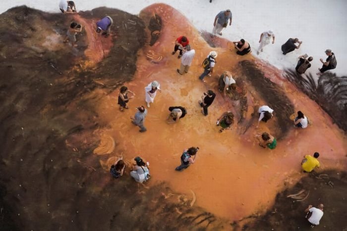 Giant portrait by Jorge Rodriguez Gerada