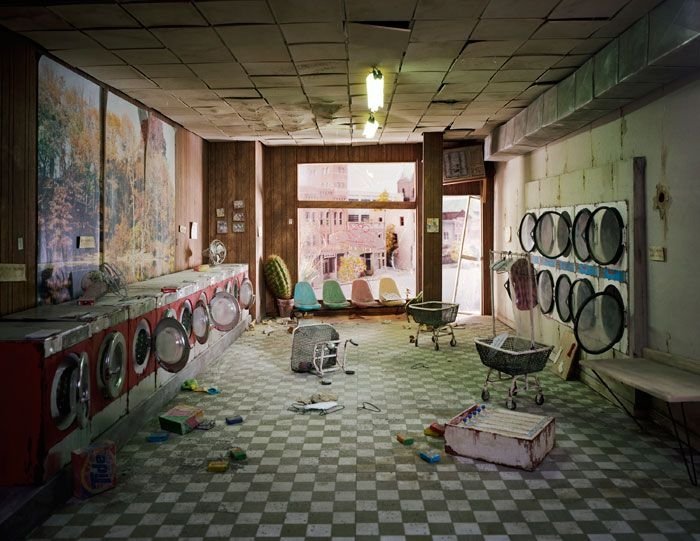 Mini-apocalyptic scenes by Lori Nix