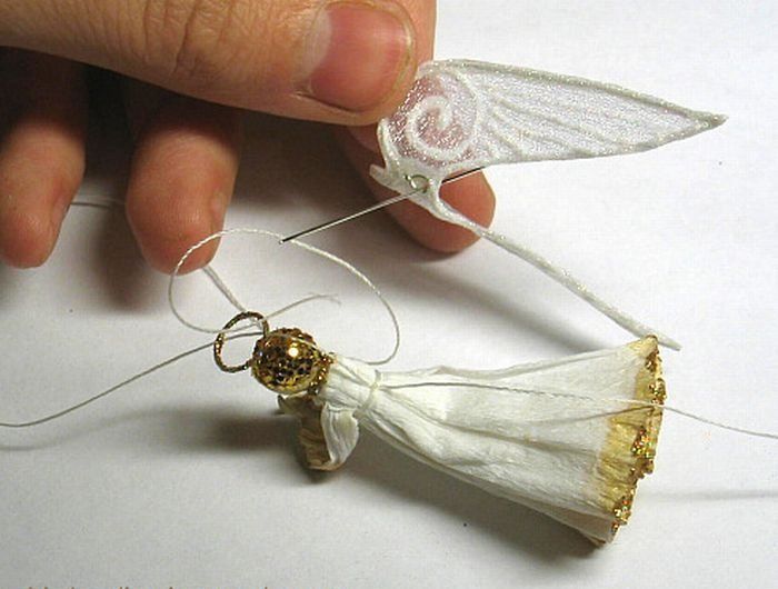 making an angel in the glass bead