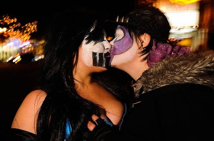 halloween girls kissing