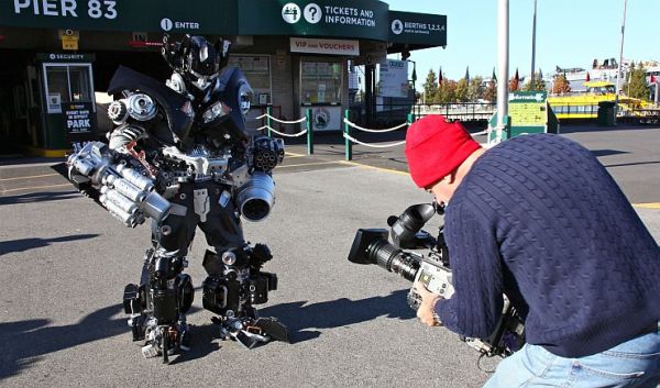 Brooklyn robot works performance by Peter Kokis.