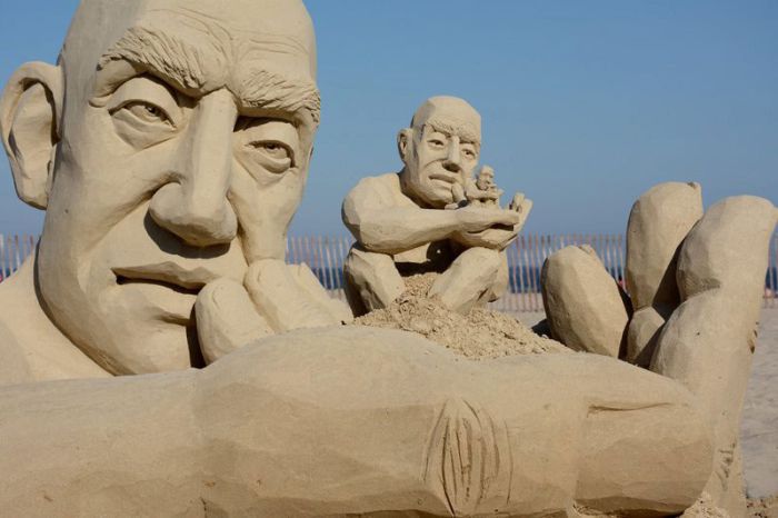 Infinity sand sculpture by Carl Jara