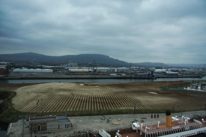 Giant portrait by Jorge Rodriguez Gerada