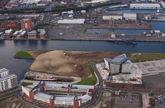 Giant portrait by Jorge Rodriguez Gerada