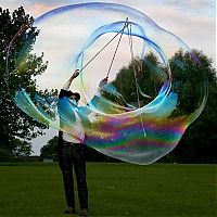 Art & Creativity: Giant soap bubbles by english man Sam Heath, 37 years