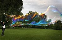 Art & Creativity: Giant soap bubbles by english man Sam Heath, 37 years