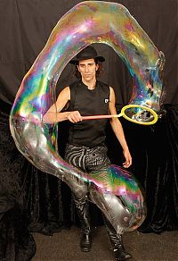 Art & Creativity: Giant soap bubbles by english man Sam Heath, 37 years