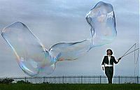 Art & Creativity: Giant soap bubbles by english man Sam Heath, 37 years