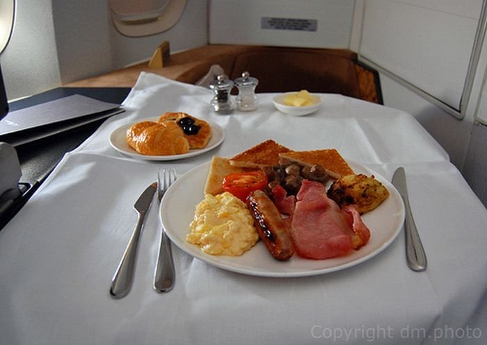 food offered in the first class on airplanes