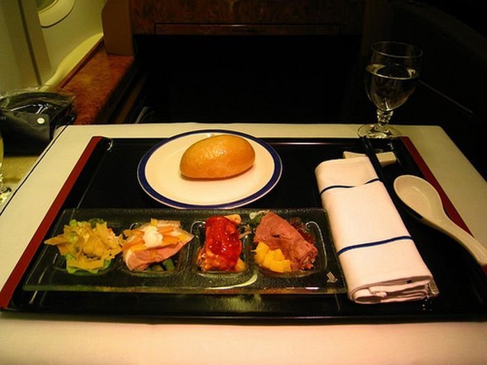 food offered in the first class on airplanes