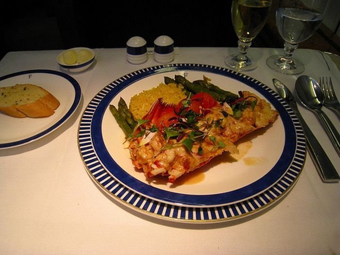 food offered in the first class on airplanes