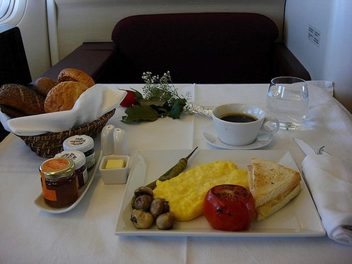 food offered in the first class on airplanes