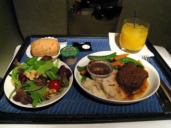 food offered in the first class on airplanes