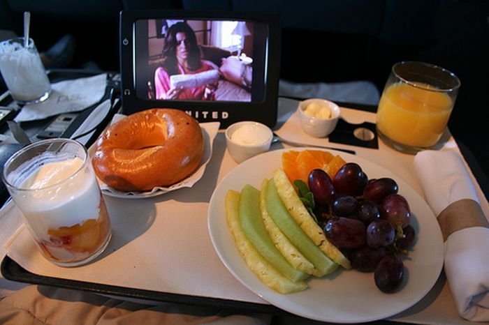 food offered in the first class on airplanes