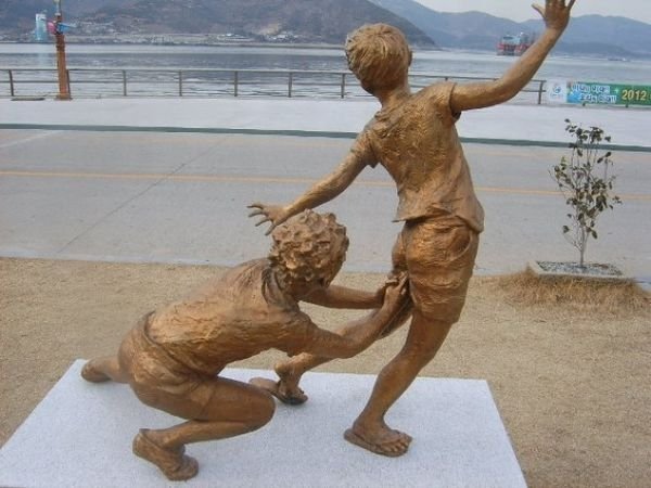 strange statues around the world