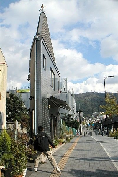 Thin house, Japan