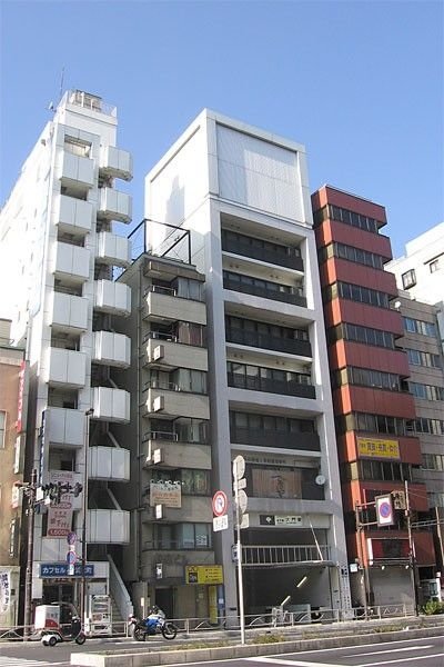 Thin house, Japan