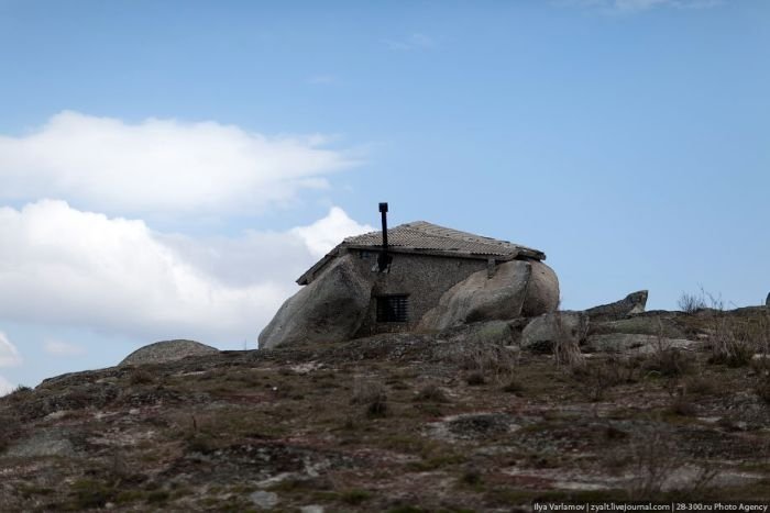 Real life Flintstones house lures tourists, Portugal