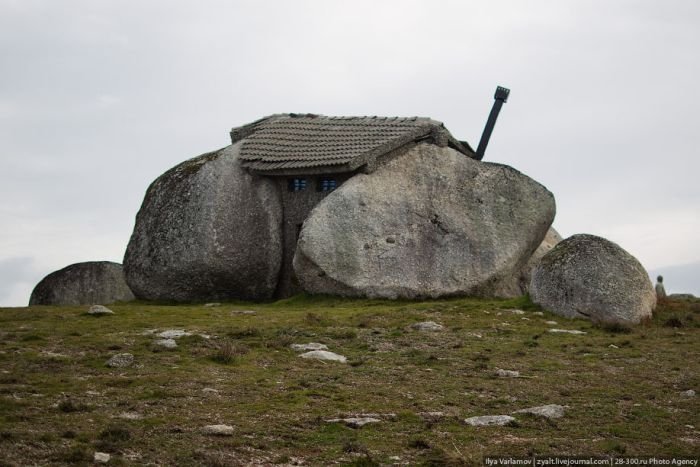 Real life Flintstones house lures tourists, Portugal