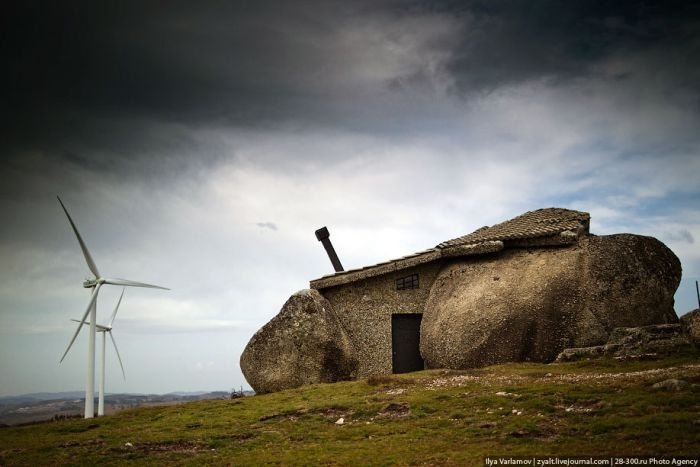 Real life Flintstones house lures tourists, Portugal