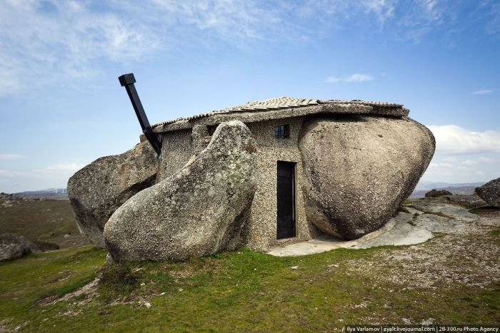 Real life Flintstones house lures tourists, Portugal