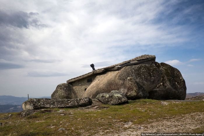 Real life Flintstones house lures tourists, Portugal