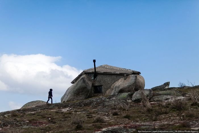 Real life Flintstones house lures tourists, Portugal