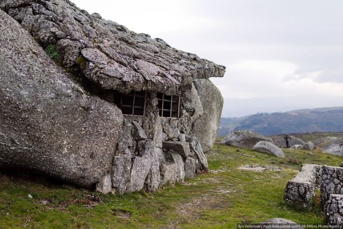 Real life Flintstones house lures tourists, Portugal